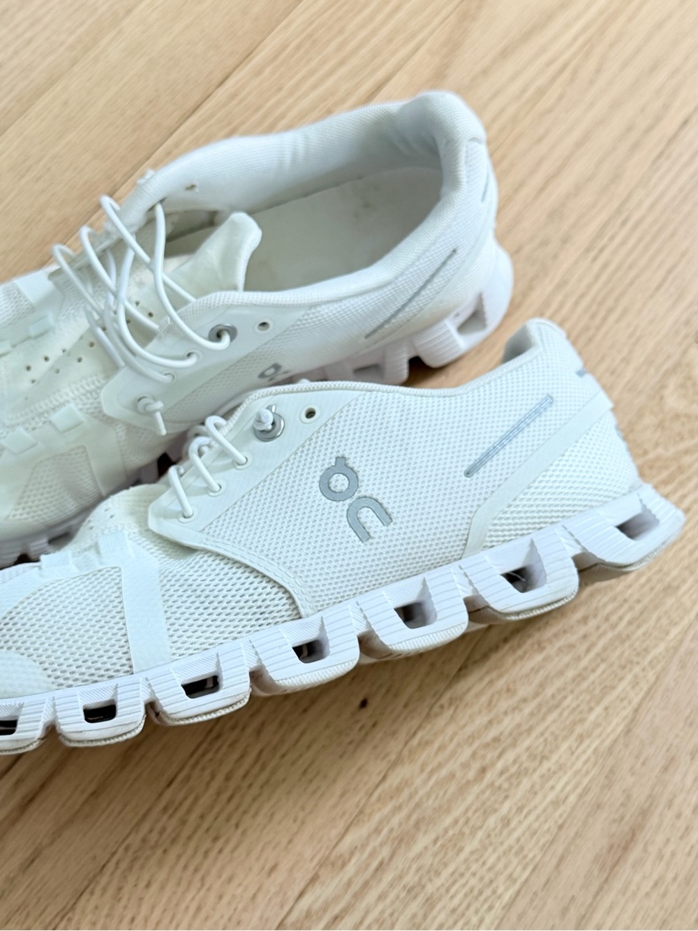 On Running Cloud Women’s Sneakers White – Size 9